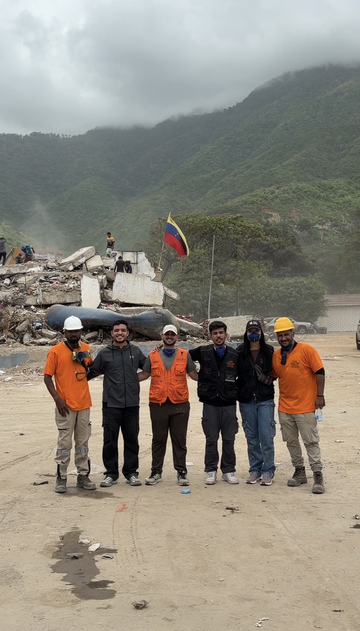 Equipe humanitária reunida diante da área atingida