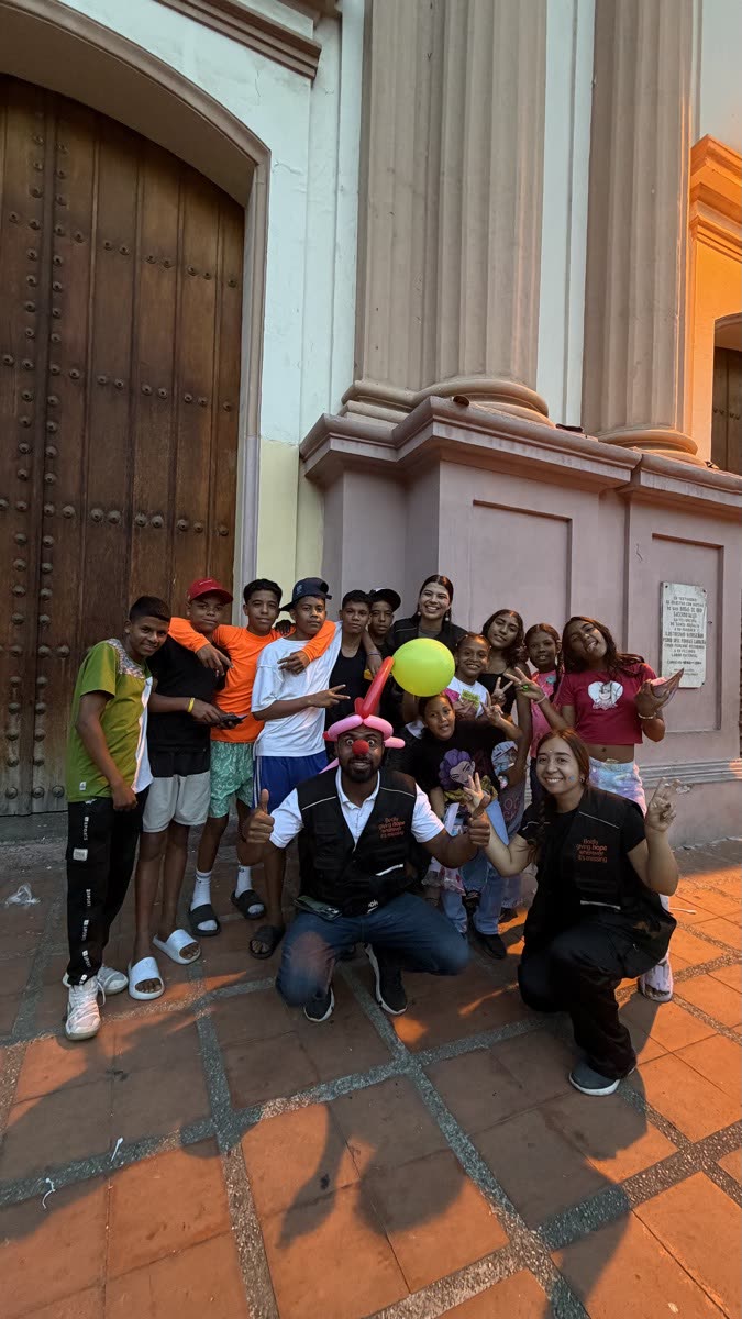 Voluntários reunidos com crianças e adolescentes