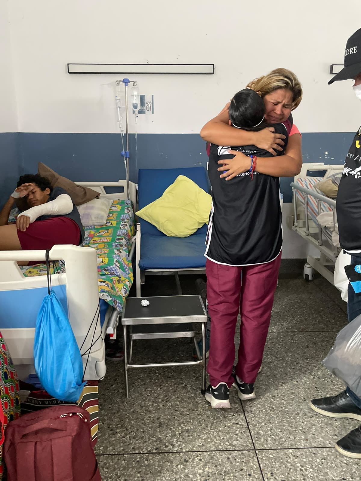 Voluntária acolhendo uma mulher em atendimento hospitalar