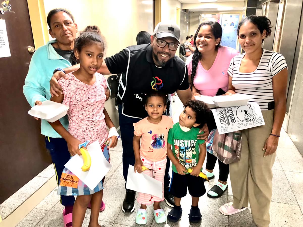 Equipe entregando refeições e apoiando famílias