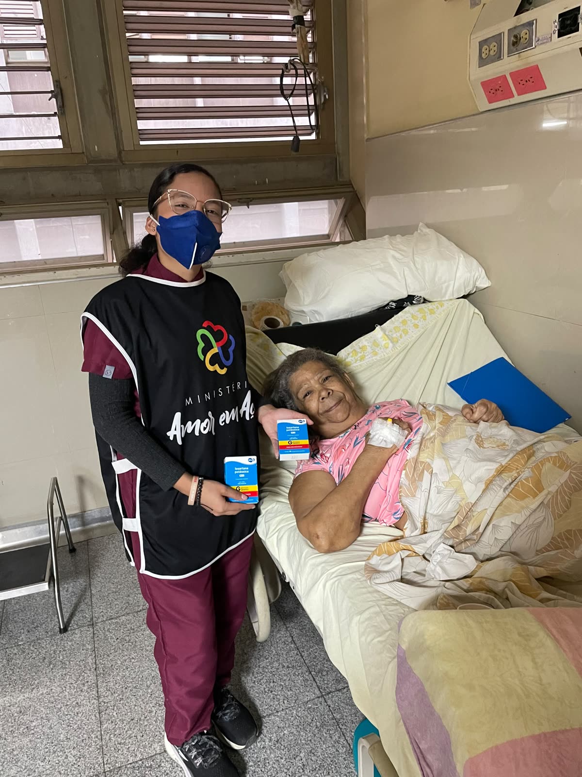 Voluntária entregando medicamentos no hospital