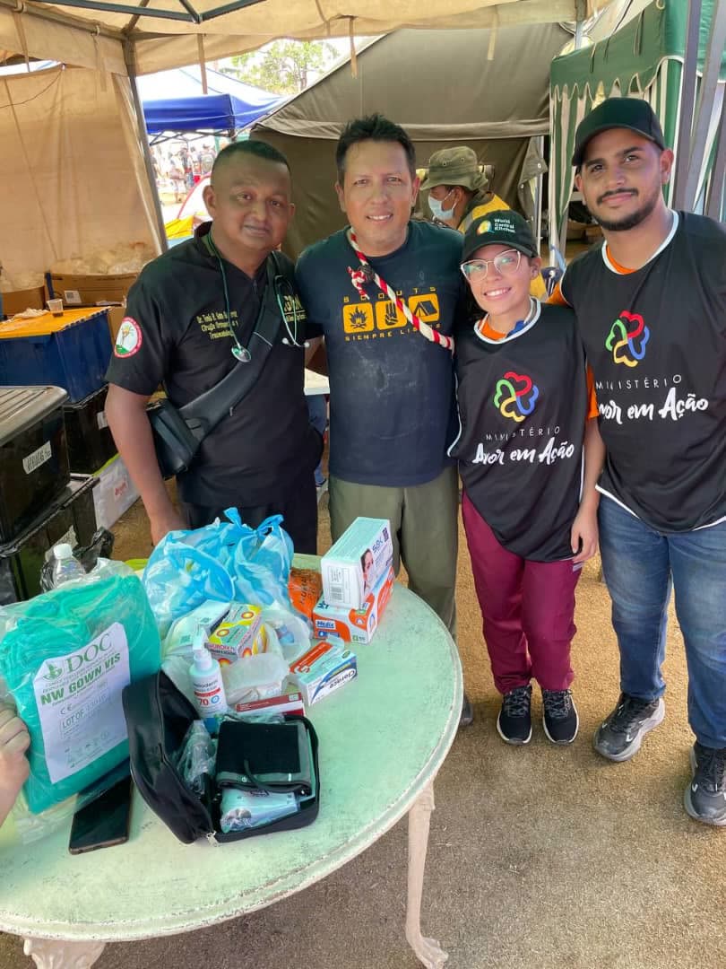 Equipe reunida para a distribuição de remédios
