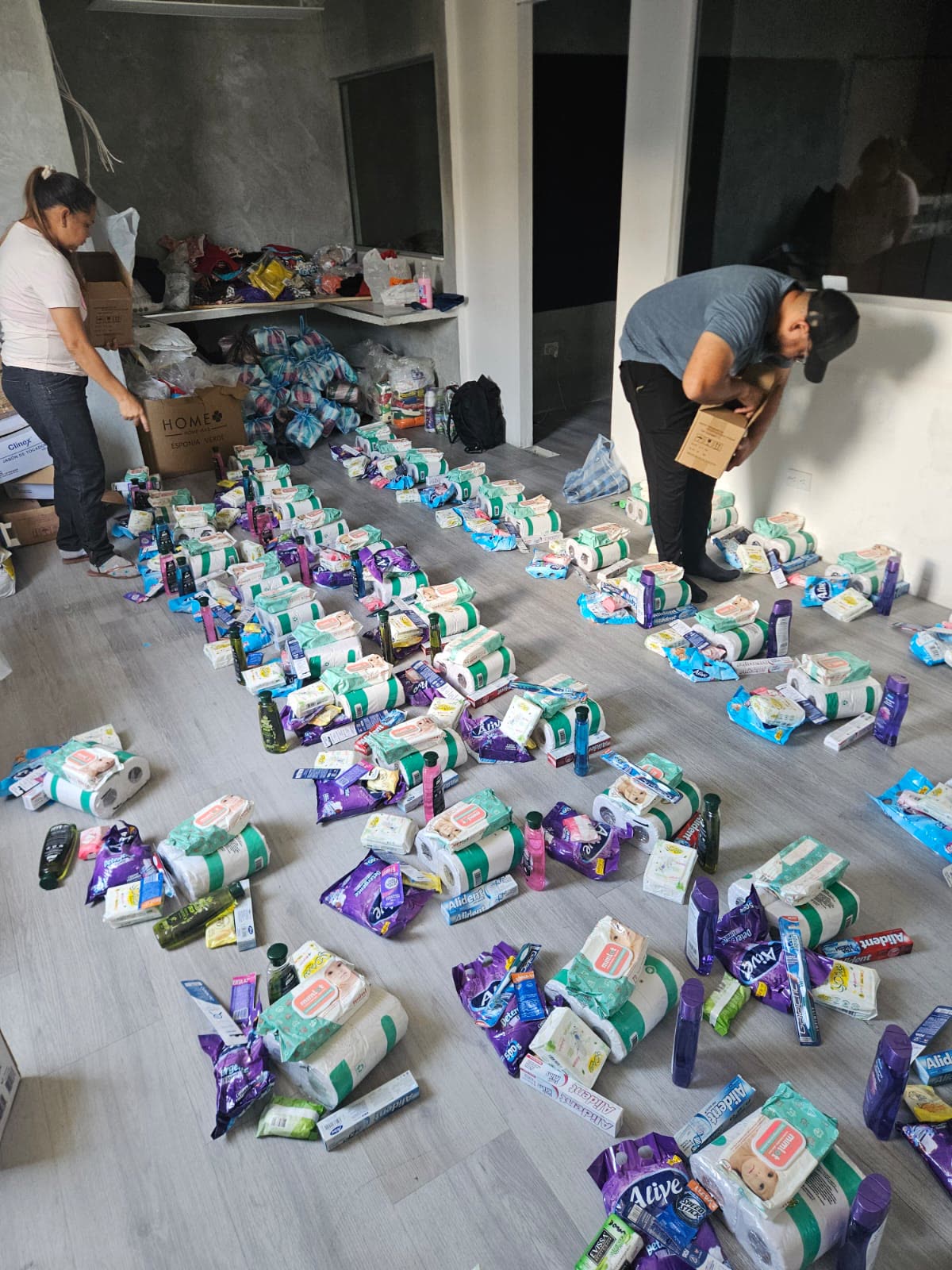 Preparação de kits de higiene para distribuição